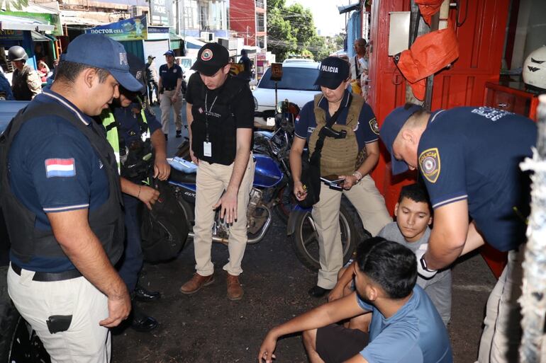 El fiscal Giovanni Grisetti dirige una de las inspecciones a encargados de unos de los locales.