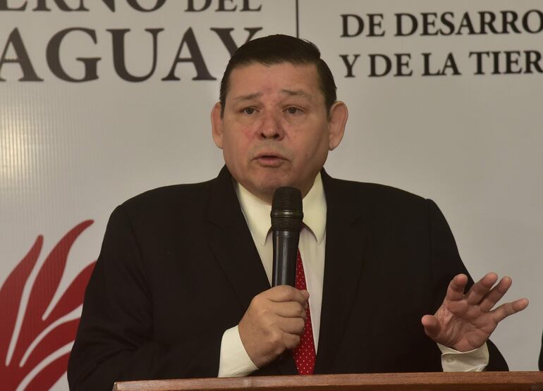 El titular del Inder, Francisco Ruíz Díaz, el 11 de setiembre, en rueda de prensa cuando denunciaba el nombramiento de operadores políticos en el ente, y ahora el nombra a un seccionalero, según la resolución 288, del 19 de octubre del corriente.