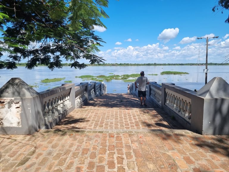 Escalinata Madame Lynch en la costanera de Villa Hayes, junto al río Paraguay.