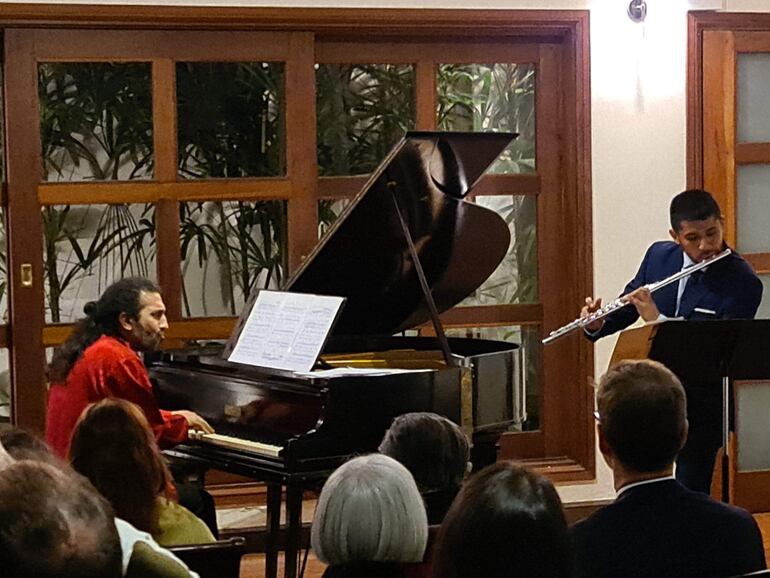 El pianista francés Nima Sarkechik y del flautista paraguayo Juan Gerardo Ayala en la embajada de Francia.