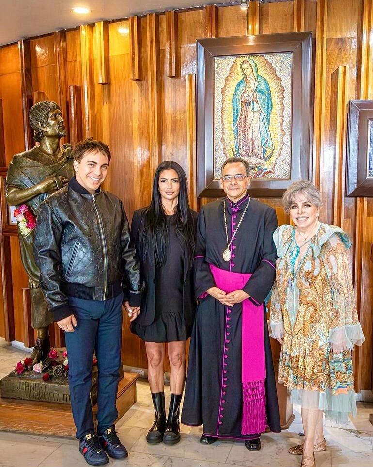 Cristian Castro, Mariela Sánchez y Verónica Castro junto a un sacerdote en la Basílica de Guadalupe. (Instagram/Cristian Castro)