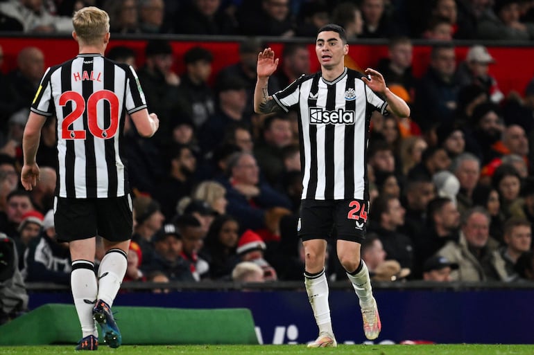 El paraguayo Miguel Almirón (d), futbolista de Newcastle, celebra un gol en el partido contra Manchester United por la Copa de la Liga de Inglaterra en el estadio Old Trafford, en Manchester, Inglaterra.