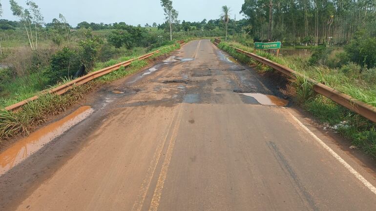 Enormes baches  sobre el puente del Arroyo Yuquyry.