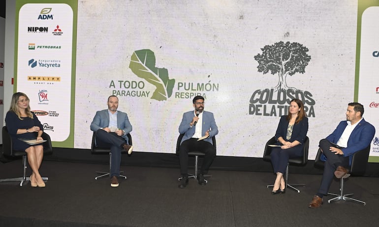 En conferencia, Ezequiel García Rubin (centro) dio detalles de la nueva edición del concurso “Colosos de la Tierra”.