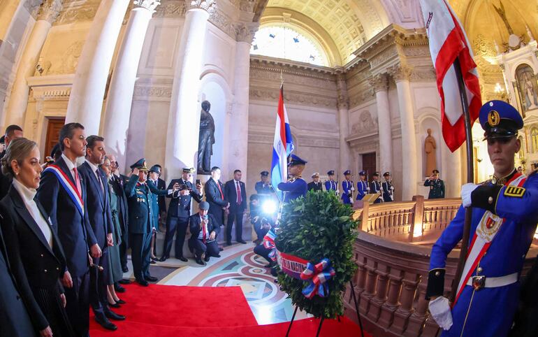 Santiago Peña y Pedro Alliana inician las Fiestas Patrias homenajeando a los héroes en el Panteón.