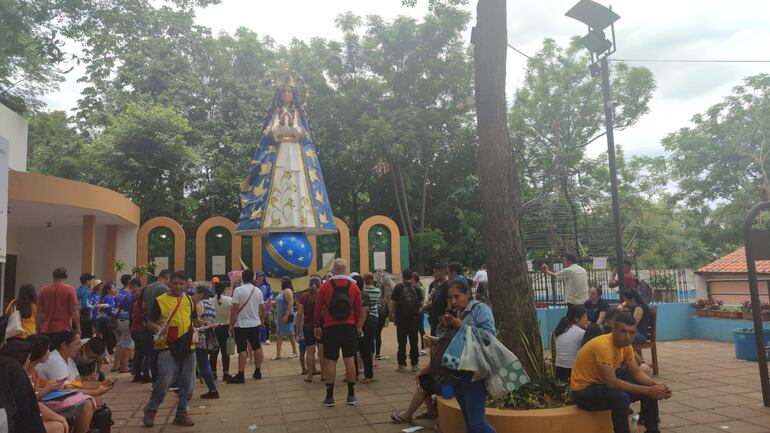 La imagen tiene más de 10 metros de altura y los peregrinos forman fila para tomarse fotos frente a ella.