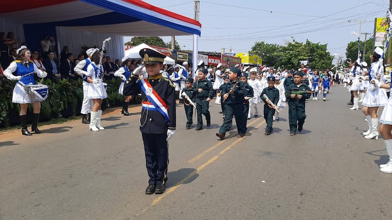 Los alumnos de la escuela y colegio nacional Jorge Alberto Rojas Ramírez se presentaron vestidos de general, soldado, y enfermeras. Además, estuvo el cuadro de honor, los chiroleras, y banda estudiantil.