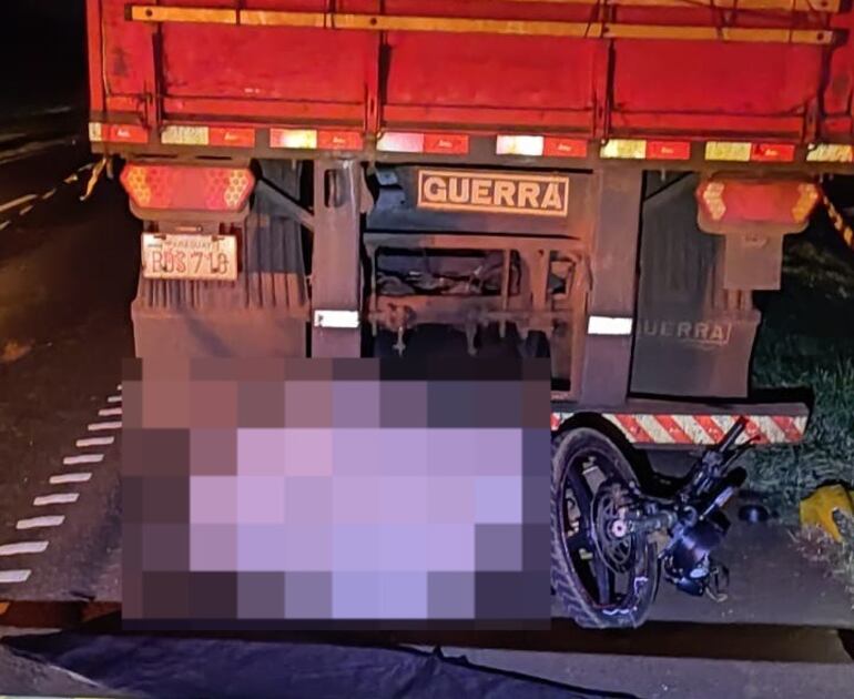 El motociclista murió en el acto tras impactar contra el camión estacionado.