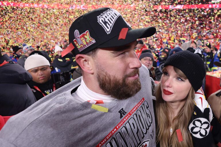 La mirada de Taylor Swift a Travis Kelce lo dice todo. La famosa cantante está muy enamorada y feliz al lado del jugador del Kansas City Chiefs. (Jamie Squire/Getty Images/AFP)

