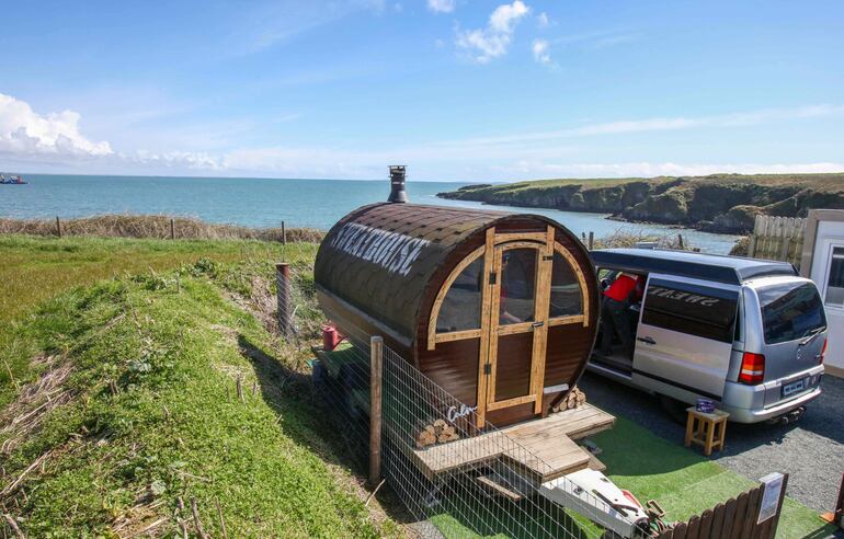 Saunas móviles se convirtieron en un "complemento" post-Covid, según Deirdre Flavin, que opera varios a lo largo de la costa de Waterford, remolcándolos en coche a las playas. 