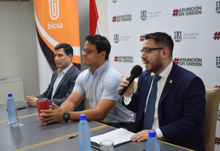 Mario Balbuena, director de relaciones interinstitucionales de la municipalidad capitalina y Nelson Mora, jefe de Gabinete, en conferencia de prensa esta mañana.