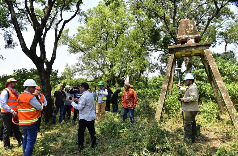 La comitiva verifica el monolito como referencia histórica de que en la zona del puente se encuentra el territorio denunciado como suyo por los Maká.