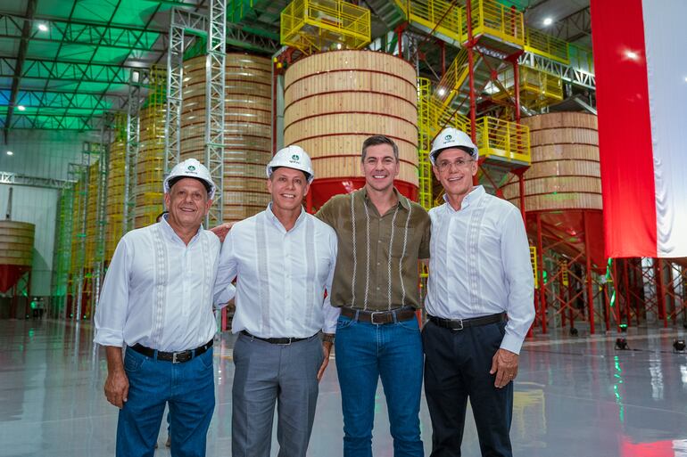 Paulo Sergio Sarabia, director comercial de Agrofértil, Antonio Ivar Sarabia, director financiero y de Granos de Agrofértil, el presidente de la República, Santiago Peña Palacios, y José Marcos Sarabia, CEO del Grupo Sarabia y presidente de Agrofértil.