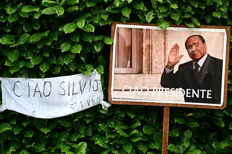 Un retrato de Silvio Berlusconi con la leyenda "adiós presidente", en las afuera de la Villa San Martino, residencia del magnate y ex primer ministro de Italia.