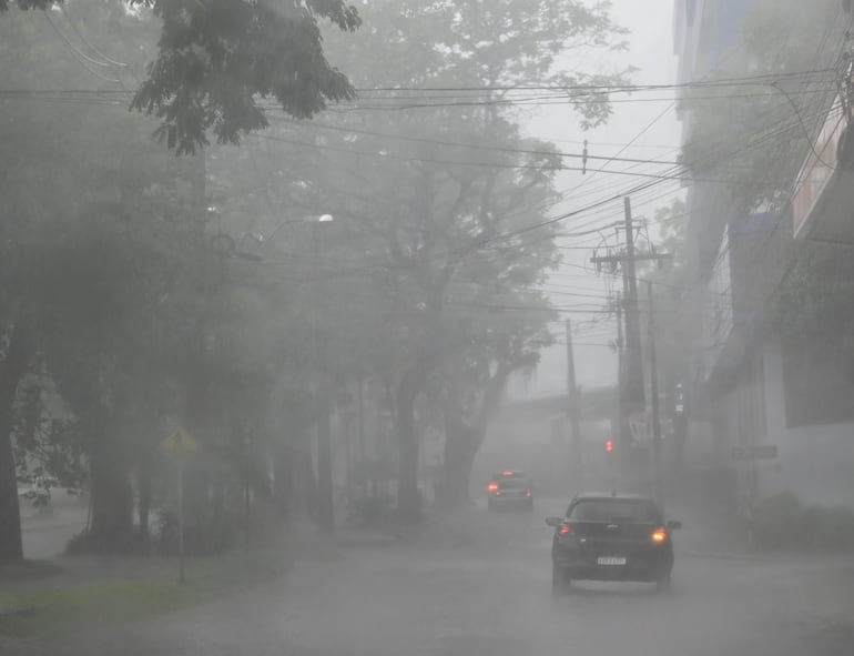 Fotografía de una lluvia registrada en Ciudad del Este, departamento de Alto Paraná, la semana pasada.