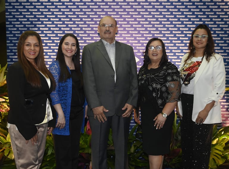 Carolina Cuevas, Lilian Villalba, Benigno Perrotta, Nilsa Saguier y Mónica Díaz.