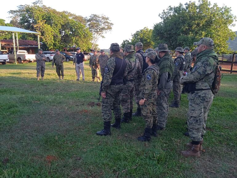 Los uniformados coordinan tareas antes de incursionar en la zona de marihuanales.