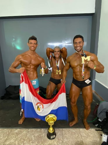 De izquierda a derecha, los paraguayos Piero Gallupi, Fernando Sosa y Esteban Cardozo con sus trofeos y medallas en Mendoza, Argentina.