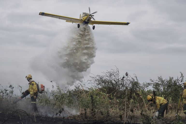 Brigadistas trabajan en la extinción de un incendio en el Pantanal (Brasil). El Pantanal, considerado el mayor humedal del mundo, sufre este año la peor escasez de agua en 70 años, alertó Jaime Verruck, secretario de Estado de Medio Ambiente de Mato Grosso do Sul, lugar que alberga este bioma.