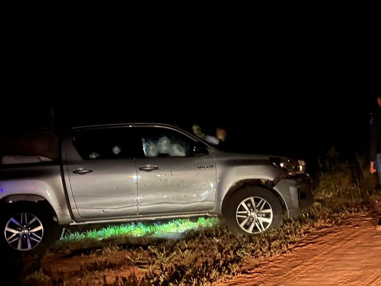 Camioneta en la que se transportaban las víctimas del triple homicidio en la colonia Rinconada distrito de Bella Vista Norte, departamento de Amambay.