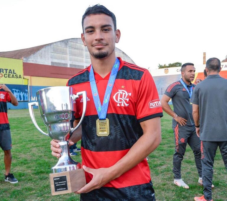 Fabrizio Peralta jugó en el Flamengo Sub 20 y fue campeón de la Taça Guanabara en 2021.