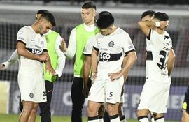 Los jugadores de Olimpia lamentan la derrota frente al Sportivo Trinidense por la fecha 20 del torneo Apertura 2024 del fútbol paraguayo en el estadio Defensores del Chaco, en Asunción.