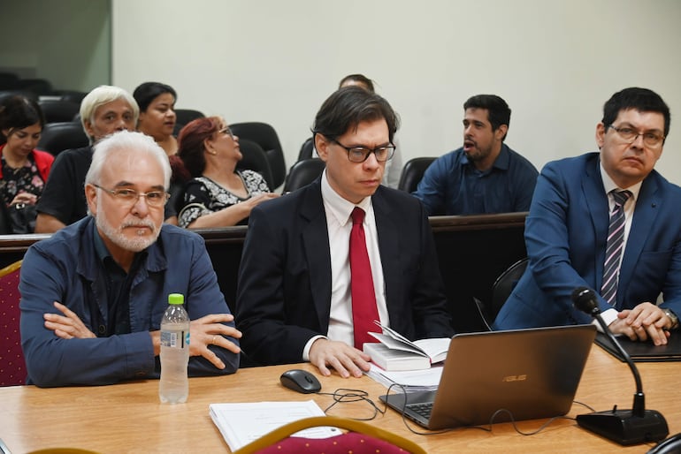 Dr. Edilberto Rivarola (izq.), presidente del Círculo de Médicos del Instituto de Previsión Social (IPS), junto a sus abogados antes del inicio del juicio oral.