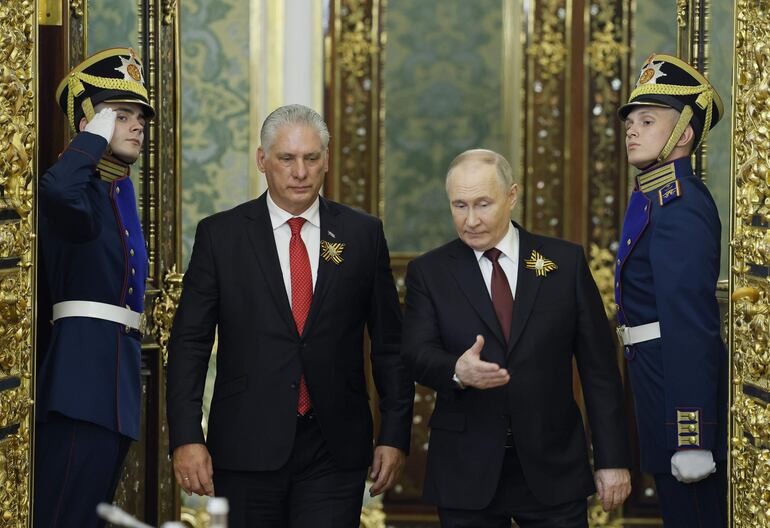 Fotografía de archivo fechada el 9 de mayo de 2024 que muestra al presidente ruso, Vladimir Putin (2-d), mientras conversar con su homólogo cubano, Miguel Díaz-Canel (2-i), en Moscú (Rusia). 