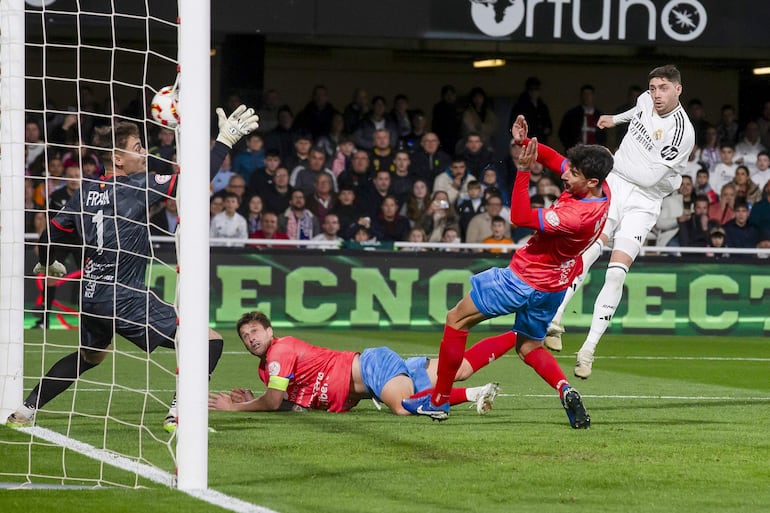 -FOTODELDÍA- CARTAGENA (MURCIA), 06/01/2025.- El centrocampista uruguayo del Real Madrid Fede Valverde (d) dispara en la jugada del primer gol ante de la Deportiva Minera durante el partido correspondiente a los dieciseisavos de final de la Copa del Rey, que están disputando este lunes en el estadio Cartagonova en Cartagena. EFE/Marcial Guillén
