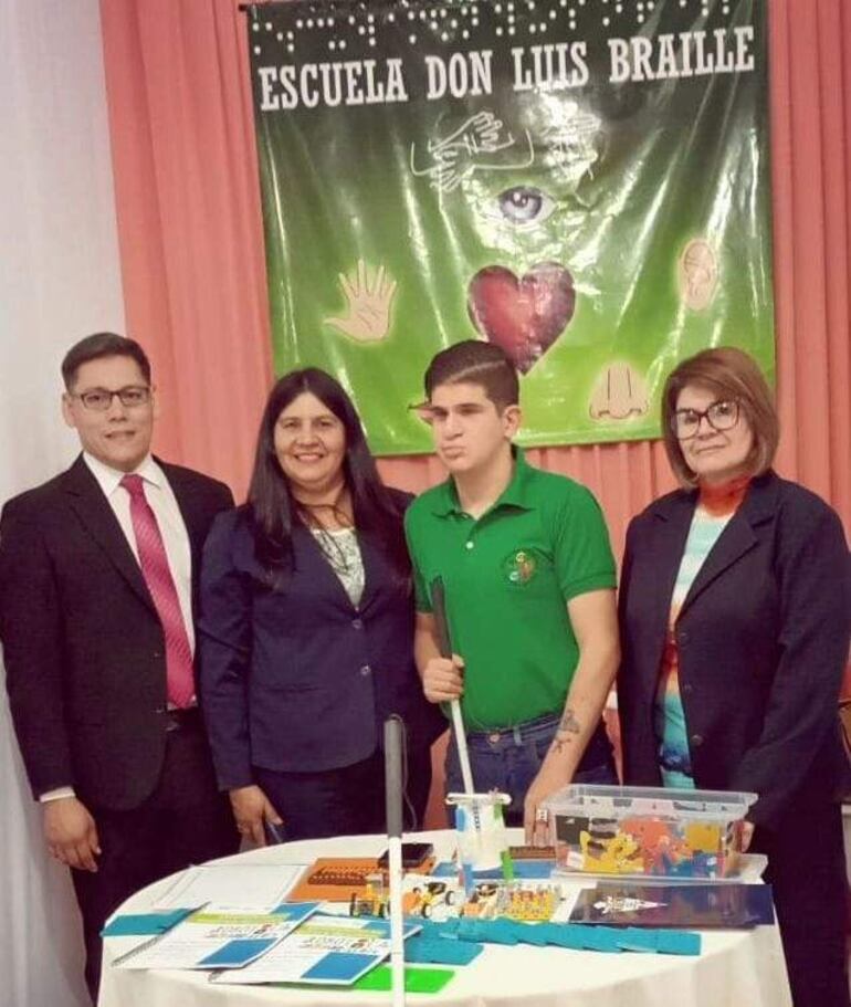 Lic. Enrique Monges Cuevas, Lic. Olga Maciel, Lic. María Silvia Salcedo, y el estudiante Oliver Acosta.