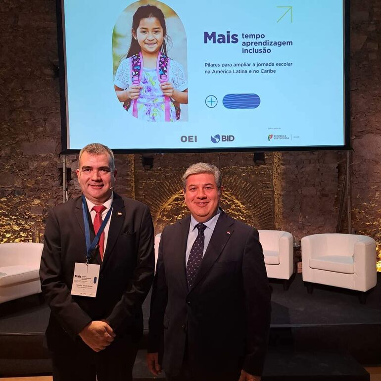 El titular del MEC, Nicolás Zárate, junto al embajador paraguayo en Portugal, Julio Duarte Van Humbeck, en Lisboa.