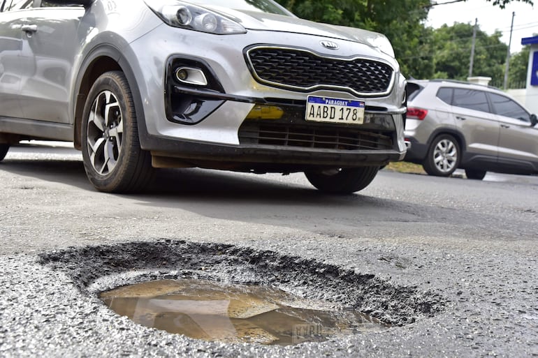 Un enorme bache de una importante profunididad se encuentra en plena avenida Guido Boggiani esquina Natalicio González. El buraco es un peligro para los automóviles, pero sobre todo para los motociclistas.