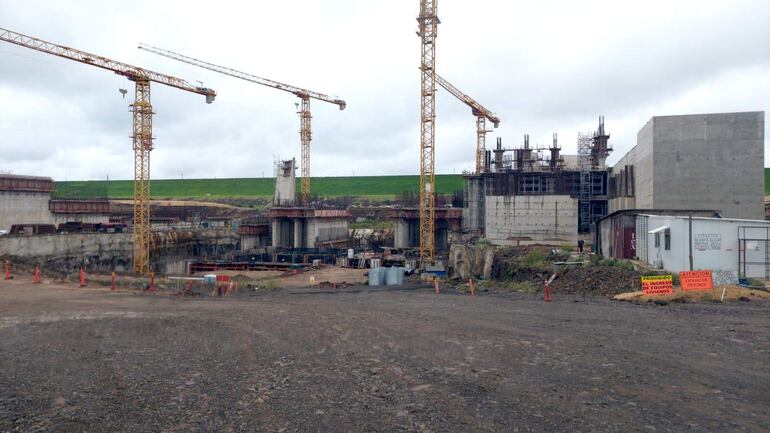 Vacío y desolación caracterizan  ala área de construcción  la central del  Aña Cuá, paralizada desde diciembre del año pasado.