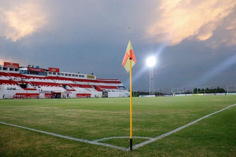 El sistema lumínico es una de las atracciones del remozado estadio Municipal de Carapeguá.