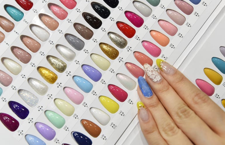 Una manicura revisa muestras de colores de gel para uñas. El verano de 2024 se prepara para deslumbrarte con una variedad de tendencias en uñas que no querrás perderte. Los colores vibrantes, las formas audaces y las técnicas innovadoras son las claves que definirán la temporada.