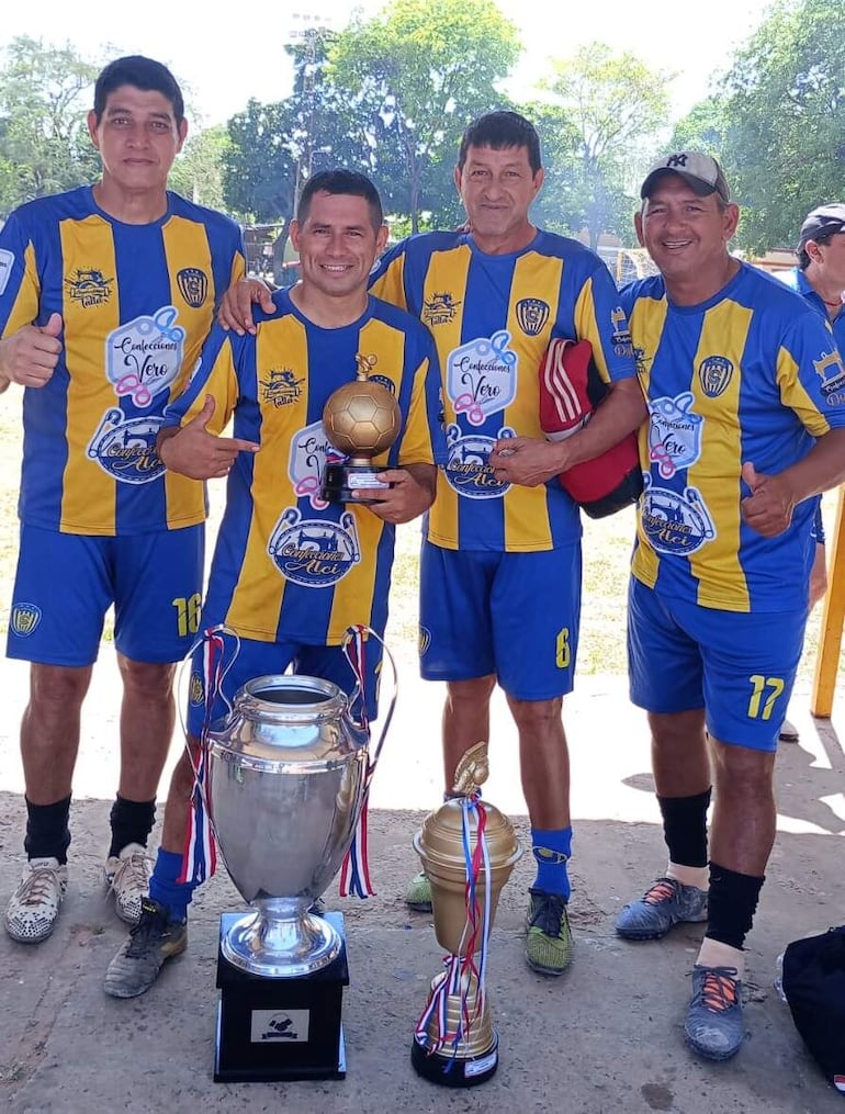 Daniel Romero, Arnaldo Zorilla, Pedro Ortiz y Julio Talavera, campeones con el Sport Cesáreo.