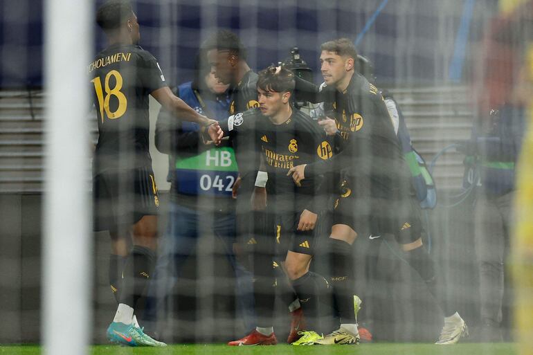 Brahim Diaz (c), futbolista del Real Madrid, celebra un gol en el partido frente al Leipzig por la ida de los octavos de final de la Champions League en el Red Bull Arena, en Leipzig, Alemania.