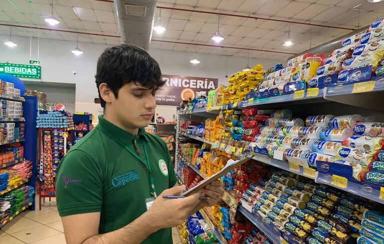 Un estudiante de la Universidad Nacional del Este cuando recolectaba datos de los precios de la canasta básica.