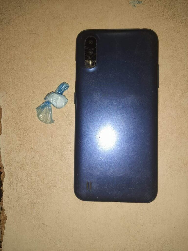 El toco de cocaína y el teléfono celular del detenido.