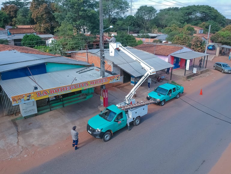 Los cortes de electricidad por falta de pago se siguen realizando en algunos barrios de Asunción, sobre todo, tratando de que los clientes se pongan al día con sus cuentas.