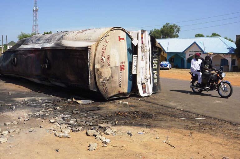 Los restos del camión de combustible que hizo explosión en la localidad de Majiya, Nigeria.