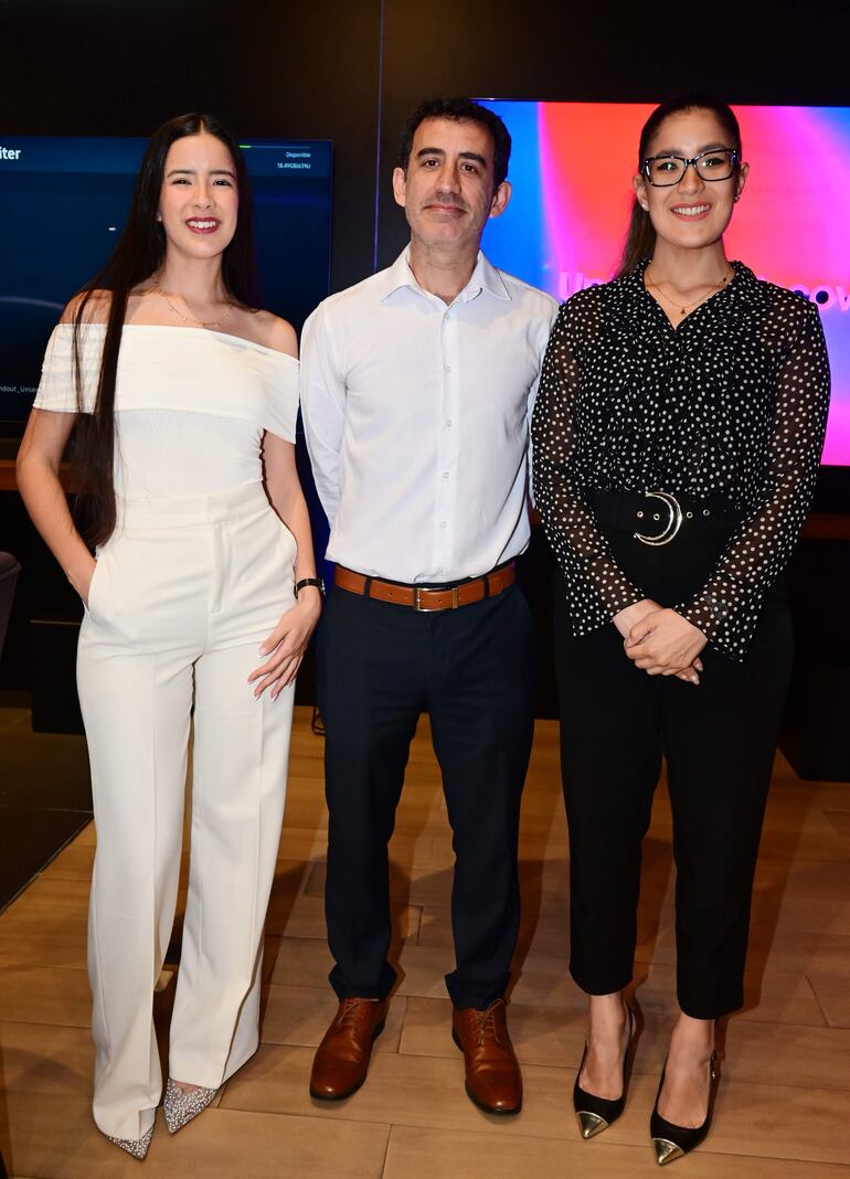 Gabriela Riveros, Pablo Báez y Carolina Riveros. 