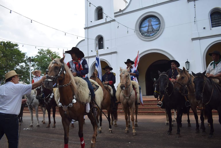 Los jinetes del Uruguay participaron de un acto frente a la explanada de la Catedral Inmaculada Concepción de María, donde fueron recibidos por el intendente Luciano Cañete (ANR).