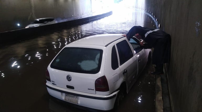 El túnel del "superviaducto" y otros pasos a desnivel se inundan con cada lluvia.