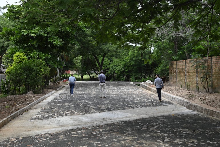 La diputada Rocío Vallejos (PPQ) recorre una zona del Itay donde en tiempo meteórico la municipalidad de Luque realizó obras.