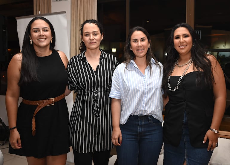 Paola Faria, María Paz Benítez, Natalia Acosta y Monse Rolón. 