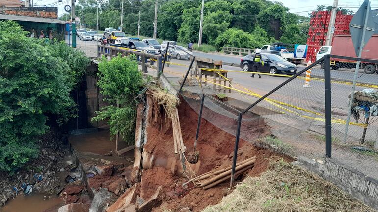 Erosión en la cabecera de un puente de la ruta PY 01 de la zona de Ñemby.