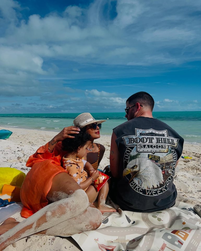 Nick Jonas y Priyanka Chopra junto a Maltie jugando en la playa caribeña. 
(Instagram/Priyanka Chopra)