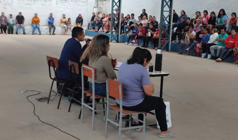 Directivos, docentes y padres de la escuela 14 de Mayo de la ciudad de San Antonio se reunieron para analizar la falta de docentes en la institución.