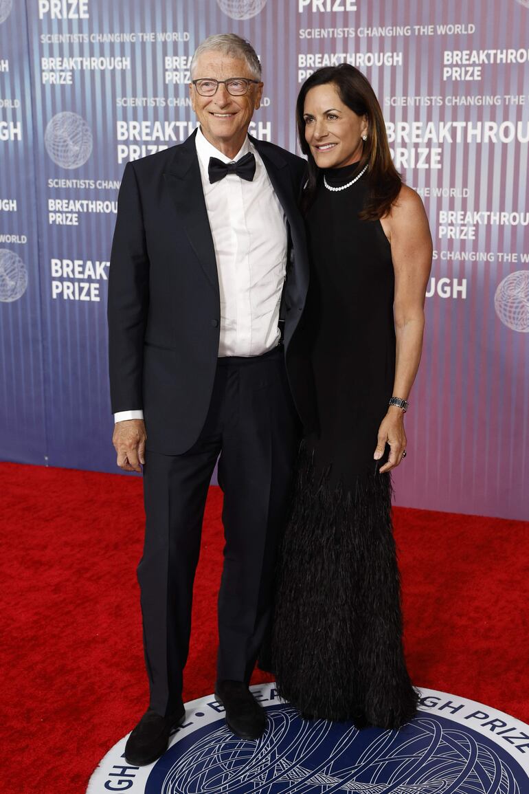 ¡Glamorosos! Bill Gates y Paula Hurd se mostraron sonrientes al llegar muy elegantes a la red carpet del Breakthrough Prize en el Academy Museum of Motion Pictures. (EFE/EPA/CAROLINE BREHMAN)
